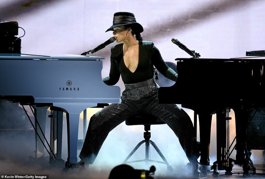 Alicia Keys double piano playing pic